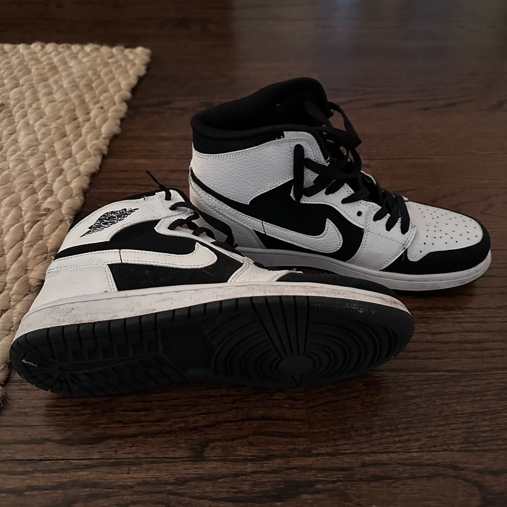 Air Jordan 1 retro mid tuxedo